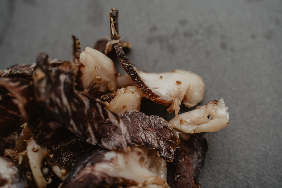 Biltong met vet gesneden