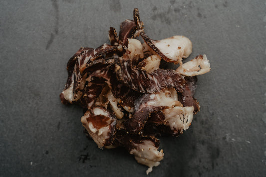Biltong met vet gesneden